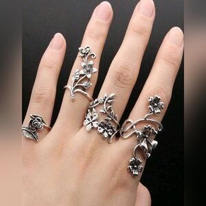 NEW  Cottagecore Floral 4pcs Ring Set! NIP!